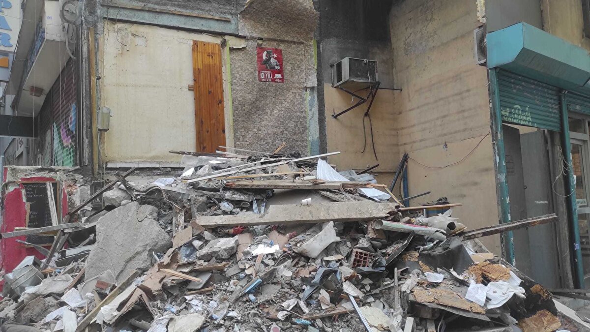 Patlama anının yeni görüntüleri ortaya çıktı. Görüntülerde patlamayla birlikte alev topunun ortaya çıktığı ardından binanın çökmesinin etkisiyle ortalığı yoğun bir toz bulutunun kapladığı görülüyor. Başka bir görüntüde ise yakındaki dükkanda patlamanın şiddetiyle adeta deprem yaşandığı kameraya yansıyor.