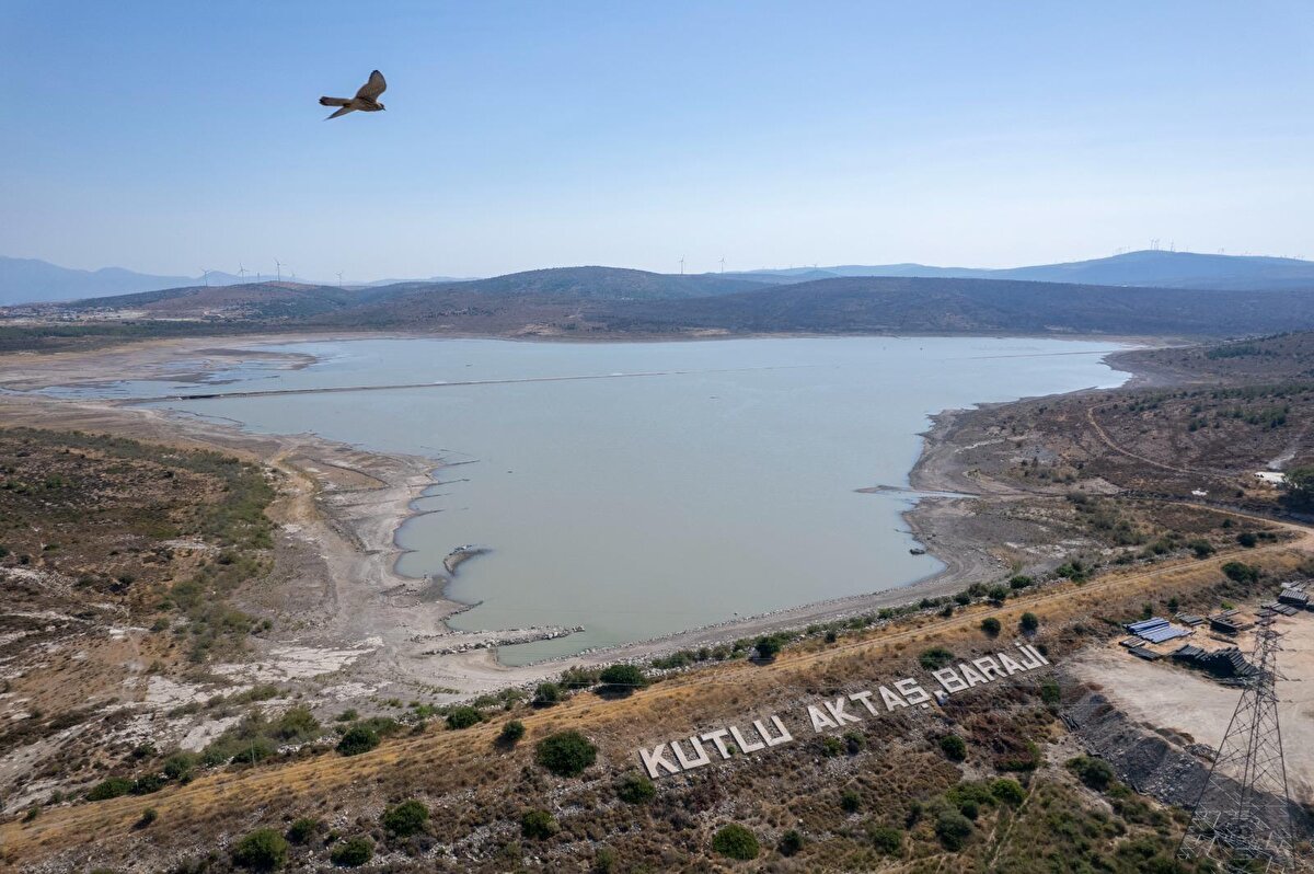 İzmir Büyükşehir Belediyesinden yapılan açıklamada, ilçedeki su kaynaklarında yaşanan ciddi azalma nedeniyle İzmir Su ve Kanalizasyon İdaresi Genel Müdürlüğünün (İZSU) zorunlu su kesintisi uygulamasını hayata geçireceği belirtildi.