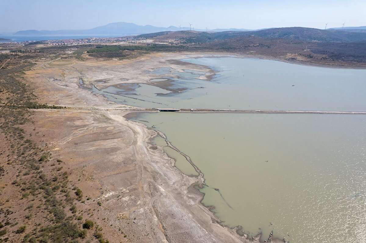 Çeşme'nin ana su kaynaklarından biri olan Alaçatı Kutlu Aktaş Barajı'nda doluluk oranının yüzde 5'in altına gerilediği aktarılan açıklamada, yaşanan kuraklık, azalan yağışlar ve yaz sezonunda artan nüfusun etkisiyle ilçedeki su ihtiyacının mevcut kaynaklarla karşılanmasında kritik bir noktaya gelindiği kaydedildi.