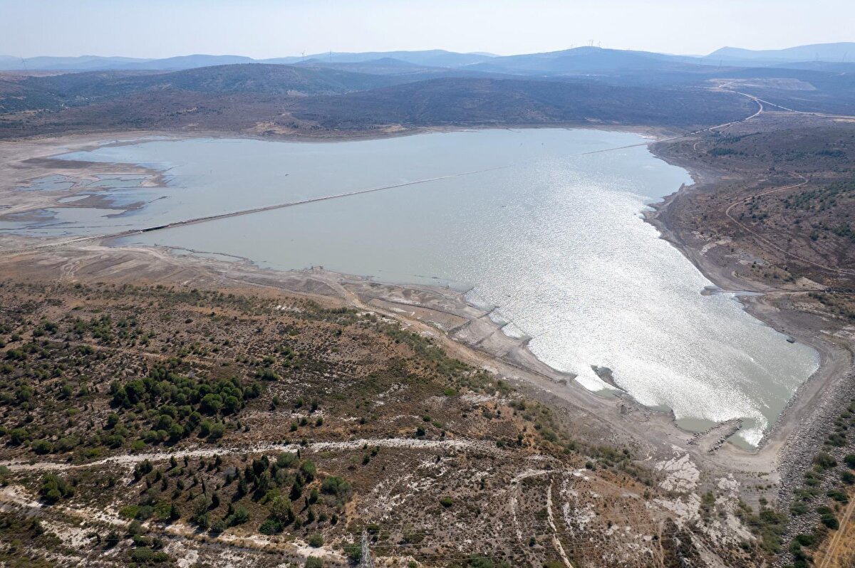 İlçenin ana su kaynaklarından biri olan Alaçatı Kutlu Aktaş Barajı'nda su rezervi yüzde 5'in altına geriledi. Artan su tüketimi, iklim değişikliğinin etkilerinin yanı sıra özellikle yaz aylarında su ihtiyacı pik seviyelere ulaştı. İZSU Genel Müdürlüğü yetkilileri, bu sürecin hem mevcut su kaynaklarının korunması hem de altyapının dengelenmesi açısından kaçınılmaz olduğunu vurgularken, vatandaşlara su tasarrufu konusunda azami duyarlılık çağrısında bulundu. Yetkililer, "Su artık daha kıymetli. Çeşme'de yaşayan tüm vatandaşlarımızdan bu geçici sürece destek vermelerini ve günlük yaşamlarında tasarruflu kullanım alışkanlıklarını benimsemelerini önemle rica ediyoruz. Suyumuzu birlikte koruyacağız" dedi.