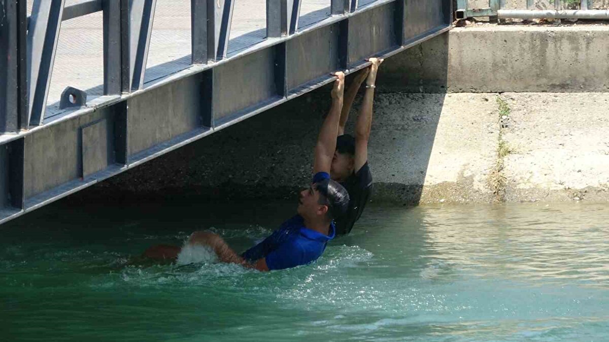 Bir başka inşaat işçisi ise gençleri uyararak yürek burkan bir çağrıda bulundu: "Gençler sizlerden rica ediyorum, serinlemek için kanallara girmeyin, çok tehlikeli. Paran yoksa sana para vereyim, annenize babanıza yazık"