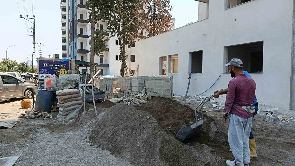 "Tehlike geçmedi, gençler kanalda yüzmeye devam etti"<br><br>Ancak yaşanan tehlikeye rağmen, kısa süre sonra aynı bölgede başka gençlerin yeniden kanalda yüzmeye devam ettiği görüldü. 
