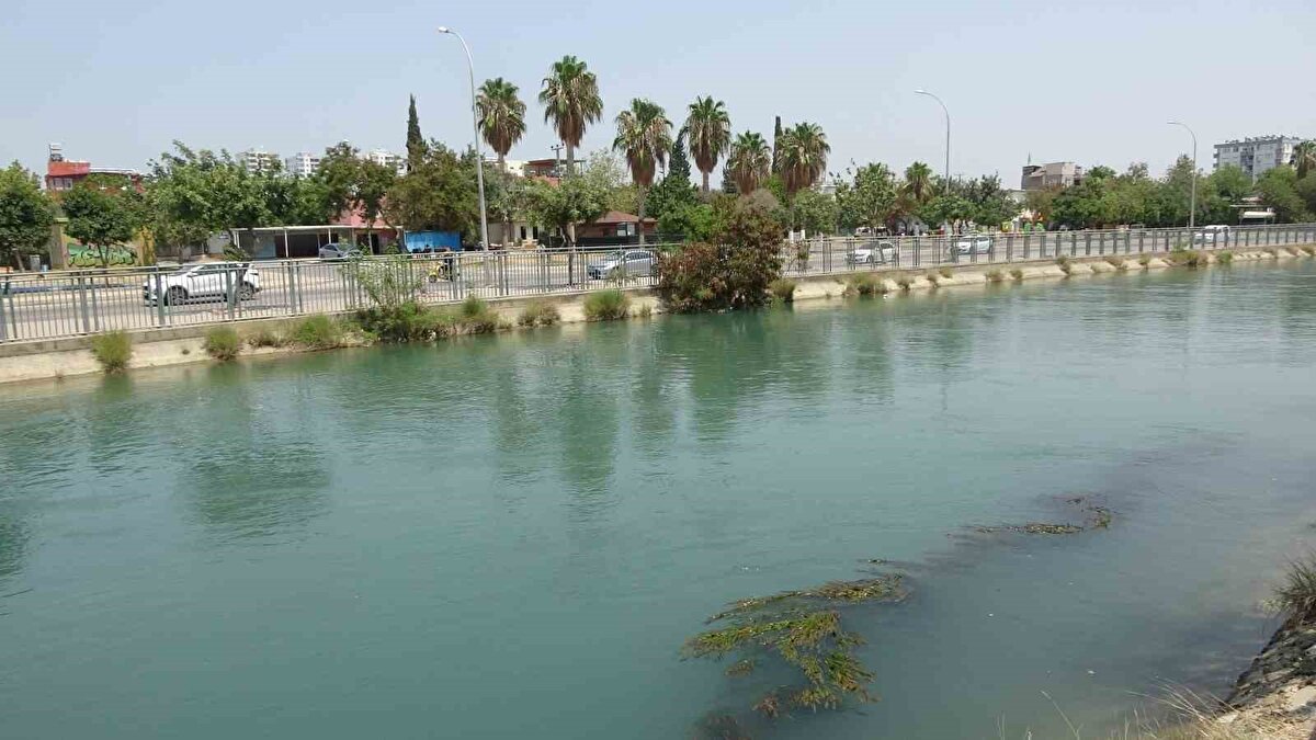 Olay, Seyhan ilçesine bağlı Mithatpaşa Mahallesi Kıyıboyu Caddesi’nde yaşandı. Kanal çevresinde devam eden bir inşaatta çalışan Yunus Güzel (37), bir anda çığlık sesleriyle irkildi.