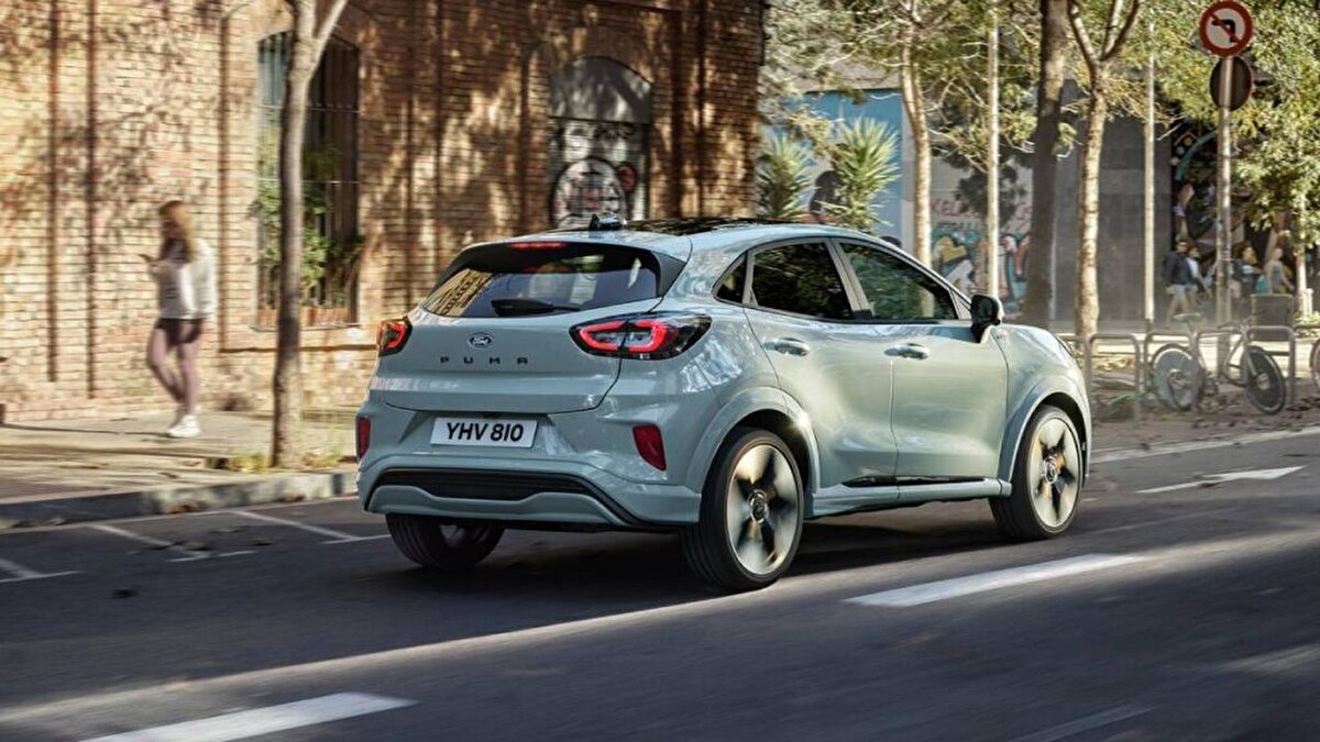 Türkiye’de otomobil alımının en büyük maliyet kalemlerinden biri olan Özel Tüketim Vergisi (ÖTV) sistemi sil baştan değiştirildi. Hem vergi oranlarında hem de matrah ve motor hacmi eşiklerinde yapılan güncellemeler, piyasadaki birçok marka gibi Ford modellerini de doğrudan etkiledi. Yeni sistemde vergi oranları yüzde 70'ten başlayıp yüzde 220'ye kadar çıkarken, özellikle pick-up araçlarda ciddi artış yaşandı. Öte yandan bazı binek modellerde vergi avantajıyla fiyat düşüşleri de görüldü.