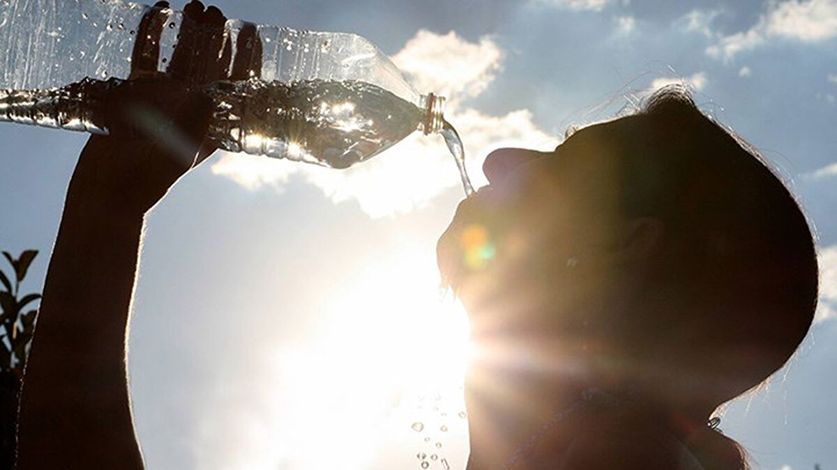 Silopi'de sıcaklık rekoru kırıldı<br><br>Meteoroloji kaynaklarına göre gün içerisinde önce 49.5 dereceye ulaşan sıcaklık, daha sonra 50.0 dereceye yükselerek olağanüstü bir meteorolojik olaya işaret etti.