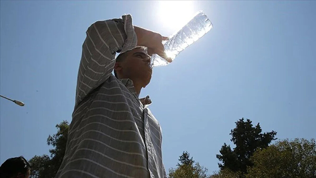 Sahil kesimlerinde 3 ila 6 derece, Güneydoğu ve Doğu Anadolu’nun doğusunda ise 4 ila 8 derece artış bekleniyor. Marmara, İç Ege, İç Anadolu ve Karadeniz’in iç bölgelerinde ise sıcaklıklar 12 dereceye varan oranda mevsim normallerinin üzerine çıkacak.