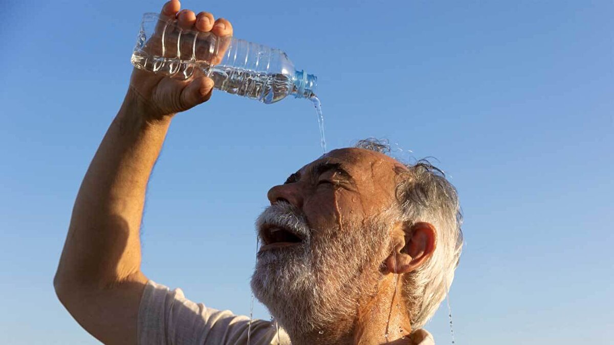 11.00 – 16.00 saatleri arasında dikkat<br><br>Artan sıcaklıklar nedeniyle başta kronik hastalığı olanlar, yaşlılar ve çocuklar olmak üzere tüm vatandaşlara, günün en sıcak saatleri olan 11.00 ile 16.00 arasında dışarı çıkmamaları tavsiye edildi. Uzmanlar, güneş çarpması, sıvı kaybı ve ısıya bağlı sağlık sorunlarına karşı önlem alınması gerektiğini vurguladı.