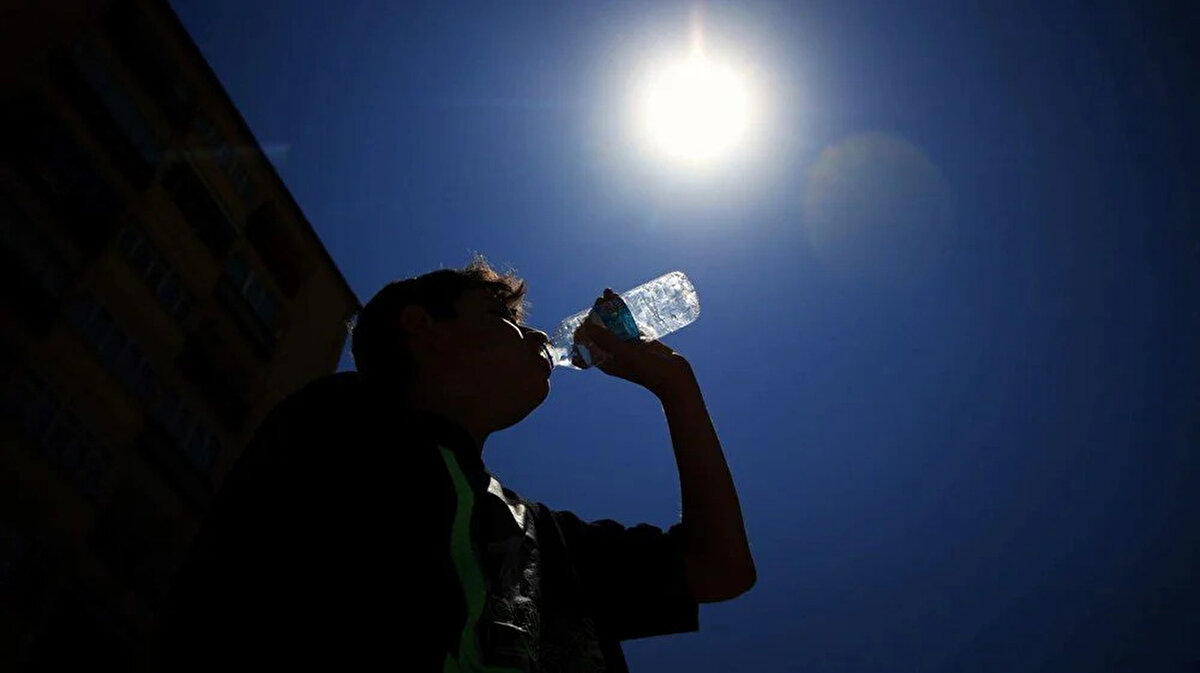 Bazı illerde sıcaklık değerleri şöyle:<br><br>Ankara: 40°C<br><br>İzmir: 40°C<br><br>Konya: 40°C<br><br>Diyarbakır ve Şanlıurfa: 45°C<br><br>Malatya: 43°C<br><br>İstanbul: 35°C<br><br>Bursa: 39°C<br><br>Sivas ve Kayseri: 40°C<br><br>Yetkililer, batı bölgelerde sıcaklıkların 30 Temmuz Çarşamba gününden, doğu bölgelerde ise 2 Ağustos Cumartesi gününden itibaren normale dönmesinin beklendiğini açıkladı.