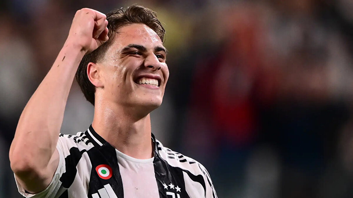 Juventus'un Chelsea'nin teklifini değerlendirdiği ancak kabul etmediği ve milli futbolcunun ayrılığını düşünmediği ifade edildi.<br><br>