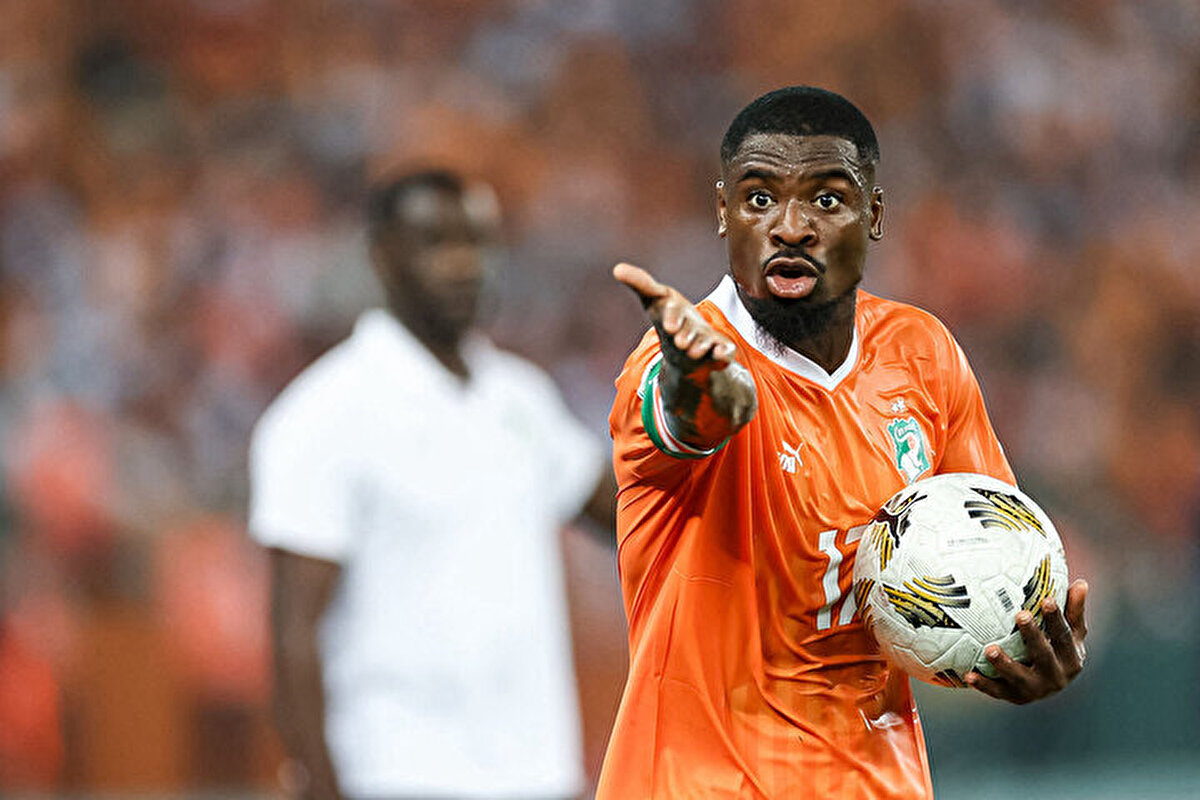 İran basınında yer alan haberlere göre Fildişi Sahilli futbolcu, sezon öncesi hazırlıklarını Türkiye'de sürdüren Persepolis ile deneme antrenmanlarına çıkacak.<br><br>