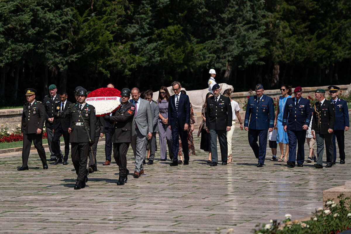 Daha sonra hatıra fotoğrafı çektiren Francken, Anıtkabir Özel Defteri'ni imzaladı.<br><br>Bakan Francken, deftere şunları yazdı: