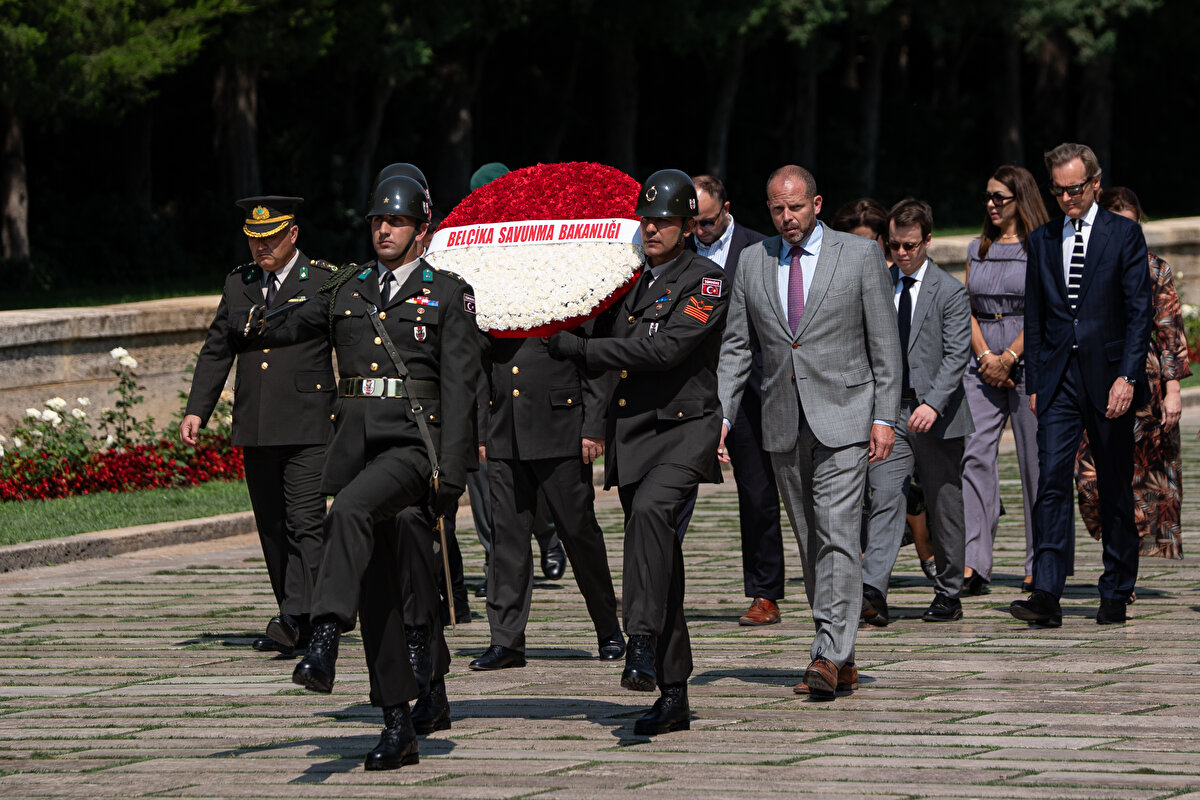 "Belçika Krallığı ve silahlı kuvvetleri adına, bu tarihi mekanda Türkiye Cumhuriyeti'nin kurucusu Mustafa Kemal Atatürk'e saygılarımı sunmaktan onur duyarım. O, Türk halkına güvenli sınırlar, modern bir laik anayasa ve hukukun üstünlüğünü sağlayan büyük bir devlet adamıydı. Bu büyük başarı sayesinde Türkiye, bölgesel istikrarın temel direği olarak güçlü ve müreffeh bir ülke haline gelmiş ve bu rolünü günümüze kadar sürdürmüştür."