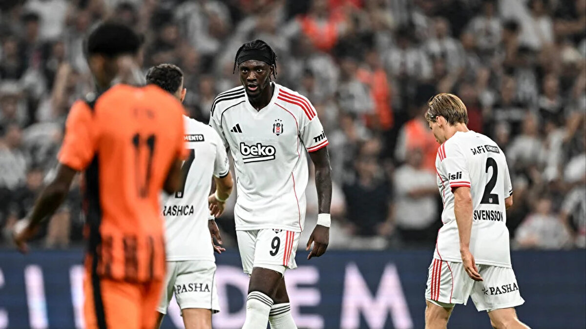 "Arda Turan çok iyi analiz yapmış. Beşiktaş ilk yarının sonunda Gedson'u forvet arkasına koymaya çalıştı. Bugün umutlandık ama izleyiciler demedi ki 'Bu maç dönecek'. Beşiktaş takımı itmeye çalıştı. En sonunda Beşiktaş takımı, taraftarı susturdu."<br><br>