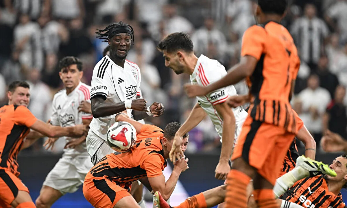 “Arda Turan hocaya helal olsun. Arda Turan defansı düzeltsin taş gibi takım olur. Sana bugün başarılar dilemedim Beşiktaş'la oynuyorsun, Türk takımıyla oynuyorsun. Shakhtar penaltının ardından oyundan düştü hoca değişiklik yaptı. Beşiktaş takımı, 41 bin taraftarla statta oynarken rakip takım 150 pas yapıp gol yemez. 3. golde biriniz koşmadınız.”<br><br>