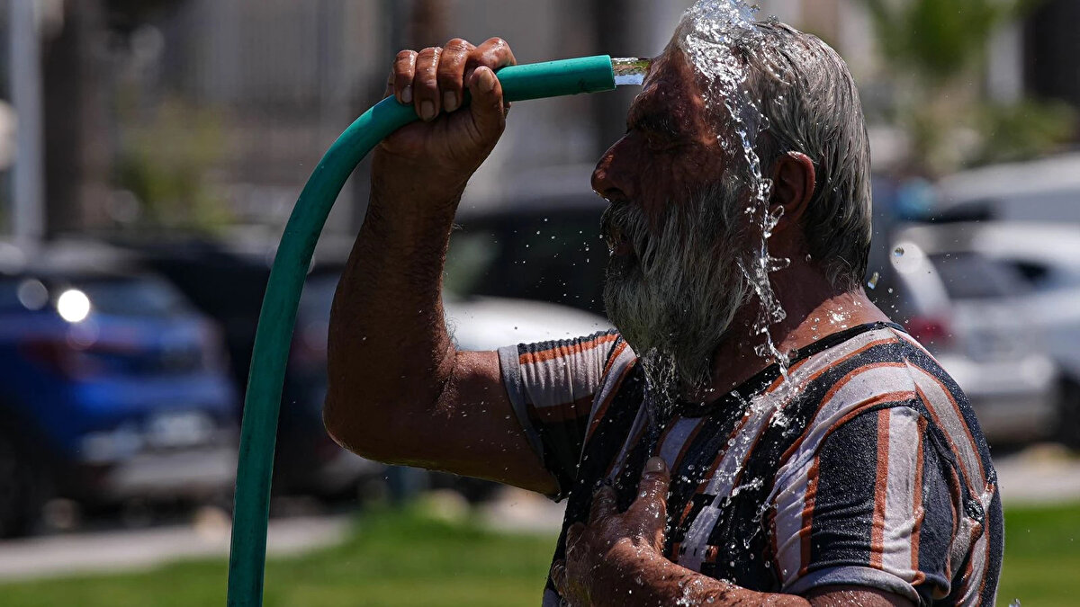 Bugün hava nasıl?<br><br>Meteoroloji Genel Müdürlüğü tarafından yapılan tahminlere göre: Ülkemizin kuzeydoğu kesimlerinin parçalı, yer yer çok bulutlu, Erzurum, Kars ve Ağrı çevreleri ile Samsun'un doğu, Ordu'nun, Giresun'un, Trabzon'un ve Rize’nin iç kesimlerinin yerel olmak üzere sağanak ve gök gürültülü sağanak yağışlı, diğer yerlerin az bulutlu ve açık geçeceği tahmin ediliyor. Yağışların, Ağrı çevrelerinde yerel kuvvetli olması bekleniyor.