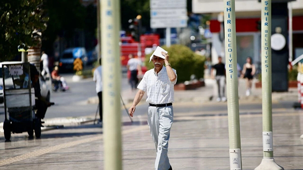 Hava sıcaklığı: Hava sıcaklığının, Ülkemiz genelinde mevsim normalleri üzerinde seyretmeye devam edeceği tahmin ediliyor.