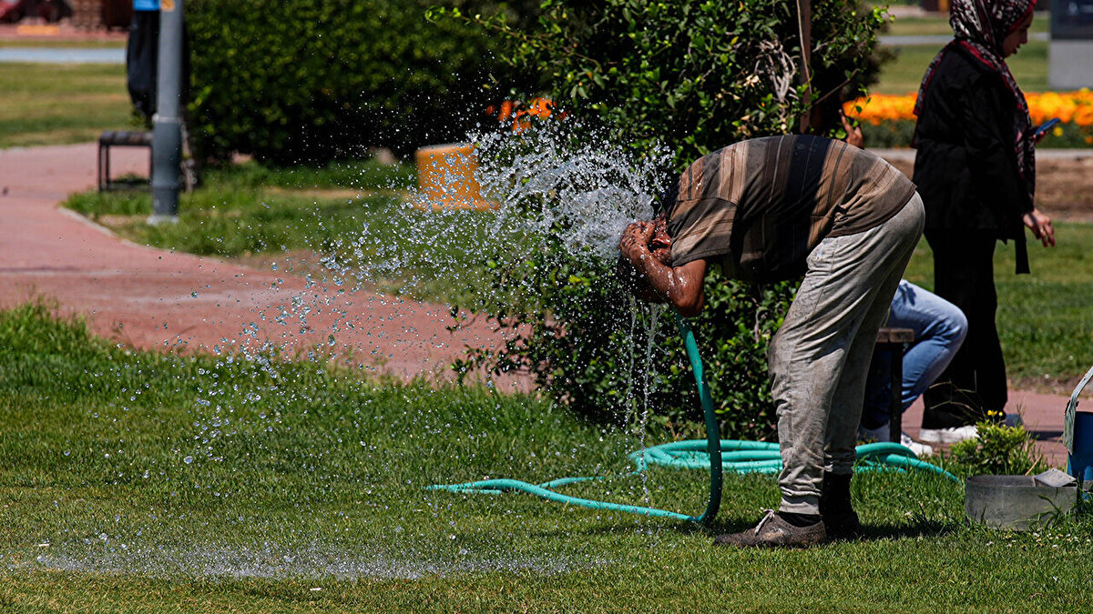 Türkiye genelinde hava sıcaklıkları mevsim normallerinin üzerinde seyretmeye devam ediyor. 