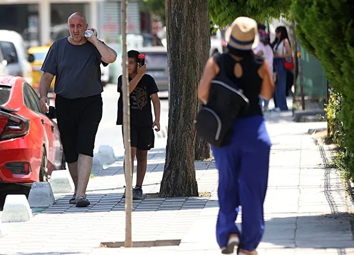 BÖLGELERDE HAVA<br><br>MARMARA<br>Az bulutlu ve açık geçeceği tahmin ediliyor. Rüzgarın, bölgenin güney ve doğu kesimlerinde kuzey yönlerden kuvvetli (30-50 kmsaat) olarak esmesi bekleniyor.<br><br>BALIKESİR °C, 37°C<br>Az bulutlu ve açık<br><br>EDİRNE °C, 40°C<br>Az bulutlu ve açık<br><br>İSTANBUL °C, 34°C<br>Az bulutlu ve açık<br><br>KIRKLARELİ °C, 37°C<br>Az bulutlu ve açık<br><br>EGE<br>Az bulutlu ve açık geçeceği tahmin ediliyor. Rüzgarın, bölgenin kuzey ve kıyı kesimlerinde kuzey yönlerden kuvvetli (30-60 kmsaat) olarak esmesi bekleniyor.<br><br>A.KARAHİSAR °C, 35°C<br>Az bulutlu ve açık<br><br>DENİZLİ °C, 42°C<br>Az bulutlu ve açık<br><br>İZMİR °C, 41°C<br>Az bulutlu ve açık<br><br>MANİSA °C, 41°C<br>Az bulutlu ve açık