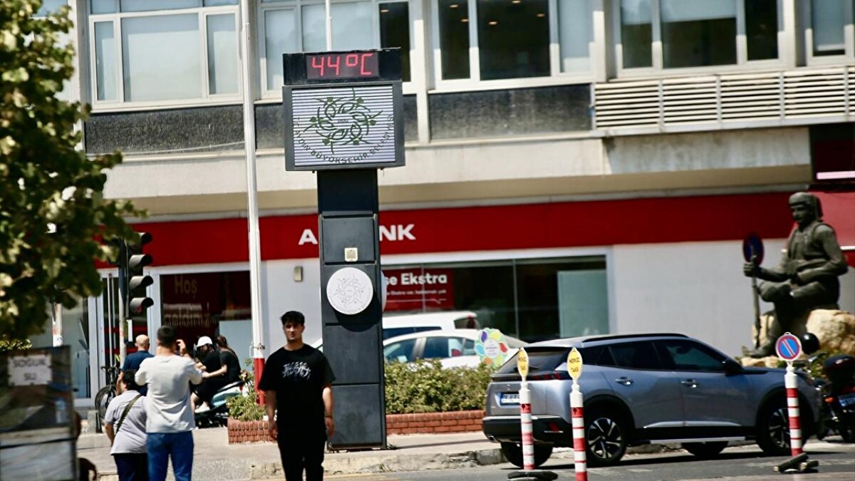 DOĞU ANADOLU<br>Parçalı ve az bulutlu, zamanla kuzeydoğusunun çok bulutlu, Erzurum, Kars ve Ağrı çevrelerinin yerel olmak üzere sağanak ve gök gürültülü sağanak yağışlı geçeceği tahmin ediliyor. Yağışların, Ağrı çevrelerinde, öğle saatlerinde, yerel olarak kuvvetli olması bekleniyor. Rüzgarın, bölgenin güneydoğu kesimlerinde kuzey yönlerden kuvvetli (30-50 kmsaat) olarak eseceği tahmin ediliyor.<br><br>ERZURUM °C, 32°C<br>Parçalı ve az bulutlu, zamanla çok bulutlu, öğle saatlerinde yerel olmak üzere sağanak ve gök gürültülü sağanak yağışlı<br><br>KARS °C, 30°C<br>Parçalı ve az bulutlu, zamanla çok bulutlu, öğle saatlerinde yerel olmak üzere sağanak ve gök gürültülü sağanak yağışlı<br><br>MALATYA °C, 40°C<br>Parçalı ve az bulutlu<br><br>VAN °C, 31°C<br>Parçalı ve az bulutlu<br><br>GÜNEYDOĞU ANADOLU<br>Az bulutlu ve açık geçeceği tahmin ediliyor.<br><br>DİYARBAKIR °C, 46°C<br>Az bulutlu ve açık<br><br>GAZİANTEP °C, 44°C<br>Az bulutlu ve açık<br><br>MARDİN °C, 42°C<br>Az bulutlu ve açık<br><br>SİİRT °C, 44°C<br>Az bulutlu ve açık