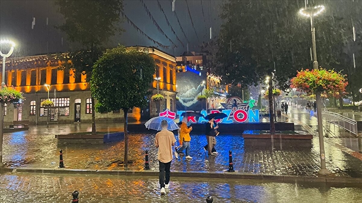 BATI KARADENİZ<br>Az bulutlu ve açık geçeceği tahmin ediliyor. Rüzgarın, bölgenin batı kesimlerinde kuzey yönlerden kuvvetli (30-50 kmsaat) olarak esmesi bekleniyor.<br><br>BOLU °C, 34°C<br>Az bulutlu ve açık<br><br>DÜZCE °C, 35°C<br>Az bulutlu ve açık<br><br>SİNOP °C, 36°C<br>Az bulutlu ve açık<br><br>ZONGULDAK °C, 28°C<br>Az bulutlu ve açık<br><br>ORTA ve DOĞU KARADENİZ<br>Parçalı ve az bulutlu, iç kesimlerinin yer yer çok bulutlu, Samsun'un doğu kesimleri ile Ordu'nun, Giresun'un, Trabzon'un ve Rize’nin iç kesimlerinin yerel olmak üzere sağanak ve gök gürültülü sağanak yağışlı geçeceği tahmin ediliyor. Rüzgarın, Orta Karadeniz'in iç kesimlerinde kuzey yönlerden kuvvetli (30-60 kmsaat) olarak esmesi bekleniyor.<br><br>AMASYA °C, 33°C<br>Parçalı ve az bulutlu<br><br>ARTVİN °C, 28°C<br>Parçalı ve az bulutlu<br><br>SAMSUN °C, 31°C<br>Parçalı ve az bulutlu, doğu kesimleri sabah saatlerinde yerel sağanak yağışlı<br><br>TRABZON °C, 30°C<br>Parçalı ve az bulutlu, iç kesimleri çok bulutlu, sabah ve öğle saatlerinde iç kesimleri yerel olmak üzere sağanak ve gök gürültülü sağanak yağışlı