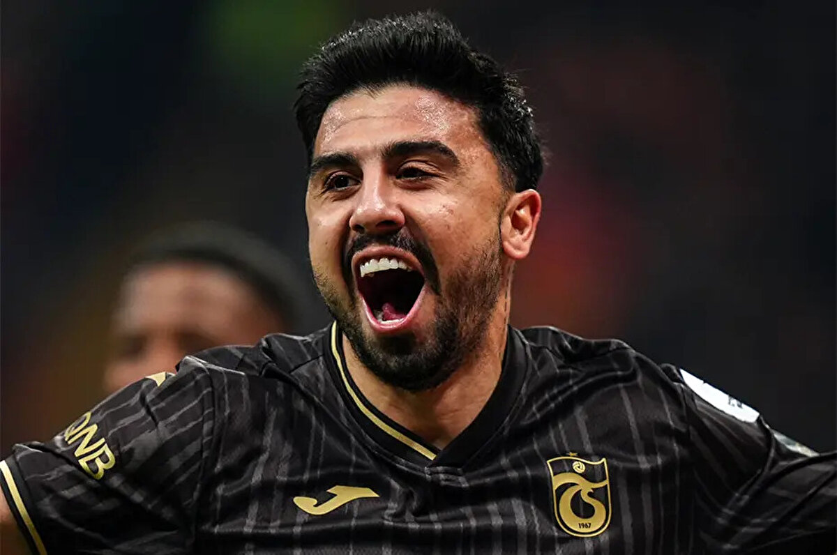 Zaman zaman tribünlerin de tepkisini çeken 30 yaşındaki futbolcu, takımdan ayrılmaya hazırlanıyor.