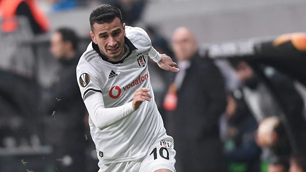 Oğuzhan Özyakup paylaşımında, "Sezonun ilk maçında futbolcuları yuhalamak doğru değil. Ne yaşanırsa yaşansın, bu tepkilerin kimseye faydası yok!" ifadelerini kullandı.