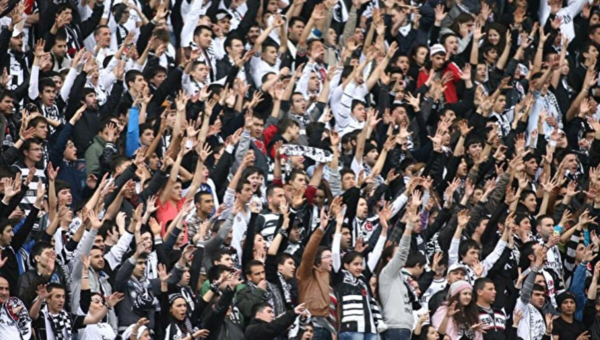 Beşiktaş'ın karşılaşmadaki performansı eleştiri alırken tribünlerden de siyah-beyazlı takıma tepki gösterildi.<br><br>