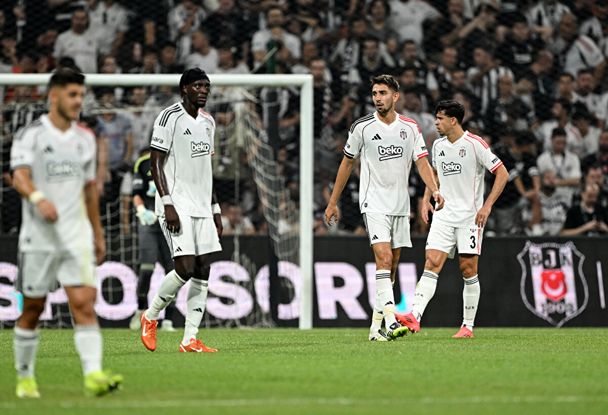 Eski futbolcunun bu paylaşımı kısa süre içinde binlerce etkileşim aldı..