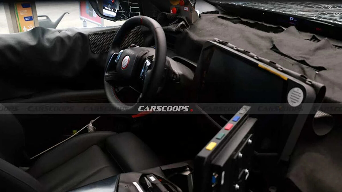 Geleneksel gösterge panelinin yerini, ön camın tabanında yer alan ince, sütundan sütuna uzanan bir ekran alıyor. Bu köklü değişim, BMW’nin dijitalleşme konusundaki kararlılığını bir kez daha gözler önüne seriyor.