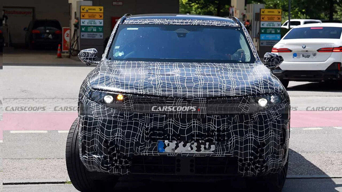 BMW’nin yeni X5 modeli üzerindeki örtü yavaş yavaş kalkarken, iç mekanın sırları da açığa çıkıyor. Önümüzdeki yıl tanıtılacak 2027 model X5, Panoramic iDrive iç mekan sistemi ile gelecek. 
