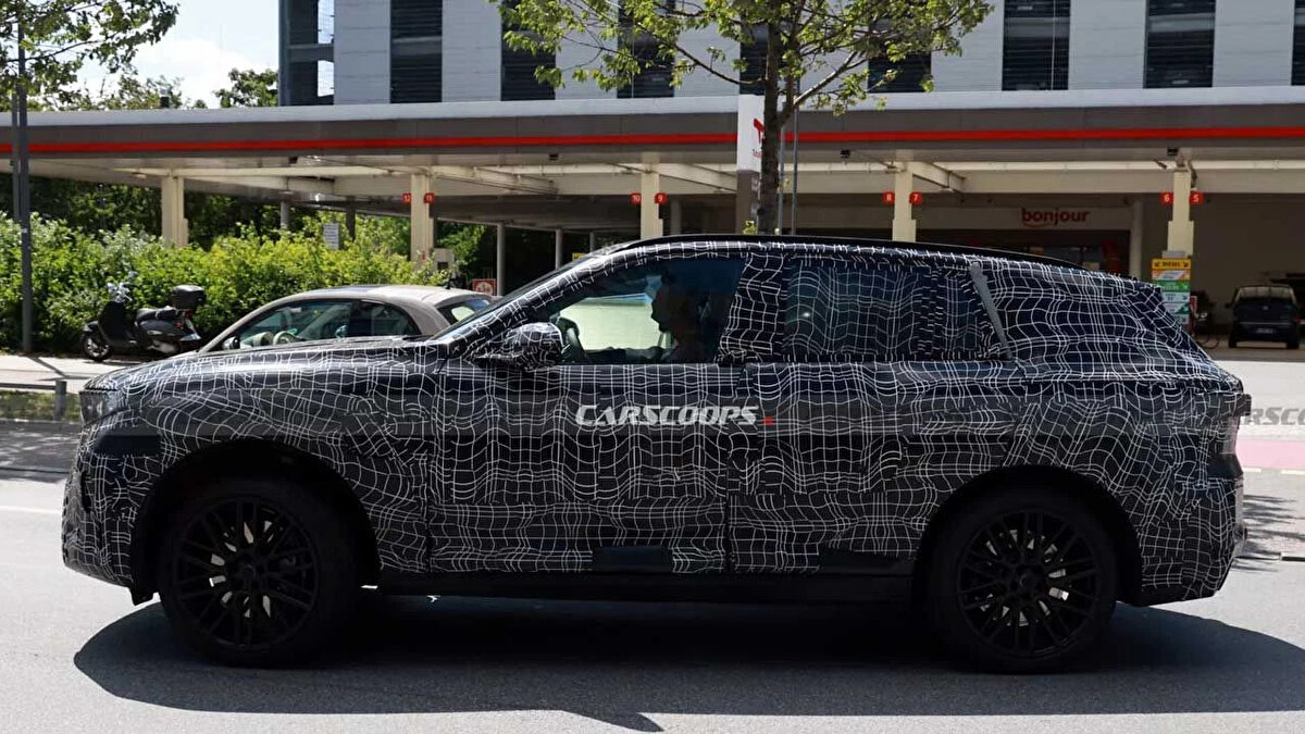 Teknoloji geliştikçe, etkisini otomobil sektöründe de görmek mümkün. Artık elektrikli otomobillerle birlikte iç mekanlar da daha faydalı, şık bir görünüm kazanarak karşımıza çıkıyor.