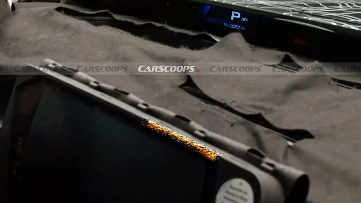 Henüz iç ekran, otomobil prototip aşamasında olduğu için kaba gibi görünüyor. Ancak BMW, daha önce bu sistemin nasıl olacağını detaylı olarak paylaşmıştı. Üç bölüme ayrılan yeni iç Panoramic iDrive sisteminde sürücünün önünde dijital bir gösterge paneli bulunuyor. <br><br>Bunun yanında diğer iki bölüm ise altı farklı widget ile kişiselleştirilebiliyor. Bu widget’lar arasında pusula, hava durumu, ses ve navigasyon bilgileri gibi seçenekler yer alıyor. 