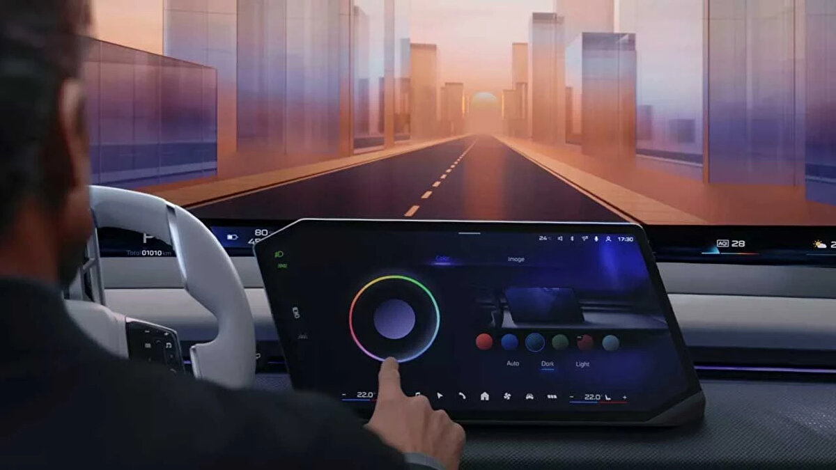 Bu ekran, kişiselleştirme olanaklarını artıracak olan yeni Operating System X üzerinde çalışacak. Ayrıca, doğal konuşmayı anlayabilen Büyük Dil Modellerine (LLM) dayalı gelişmiş bir Akıllı Kişisel Asistan da bu sistemle birlikte geliyor.