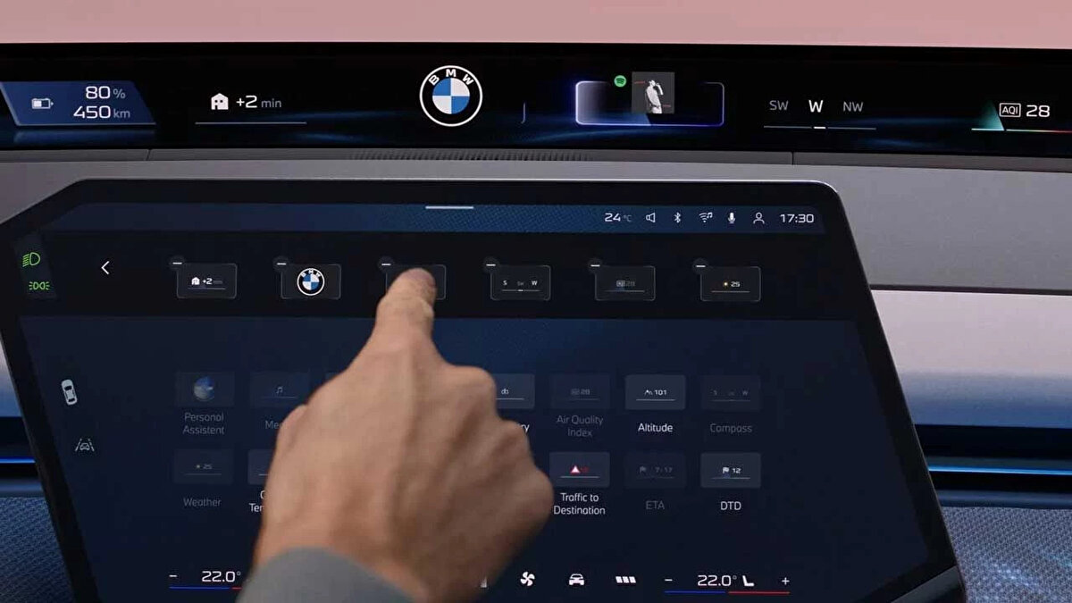 Öte yandan merkezdeki büyük ekran da merak konusu. Görüntülerde kamuflaj için bir kutu içine gizlense de köşeli hatları sayesinde farklı bir tasarım anlayışını yansıtıyor. 