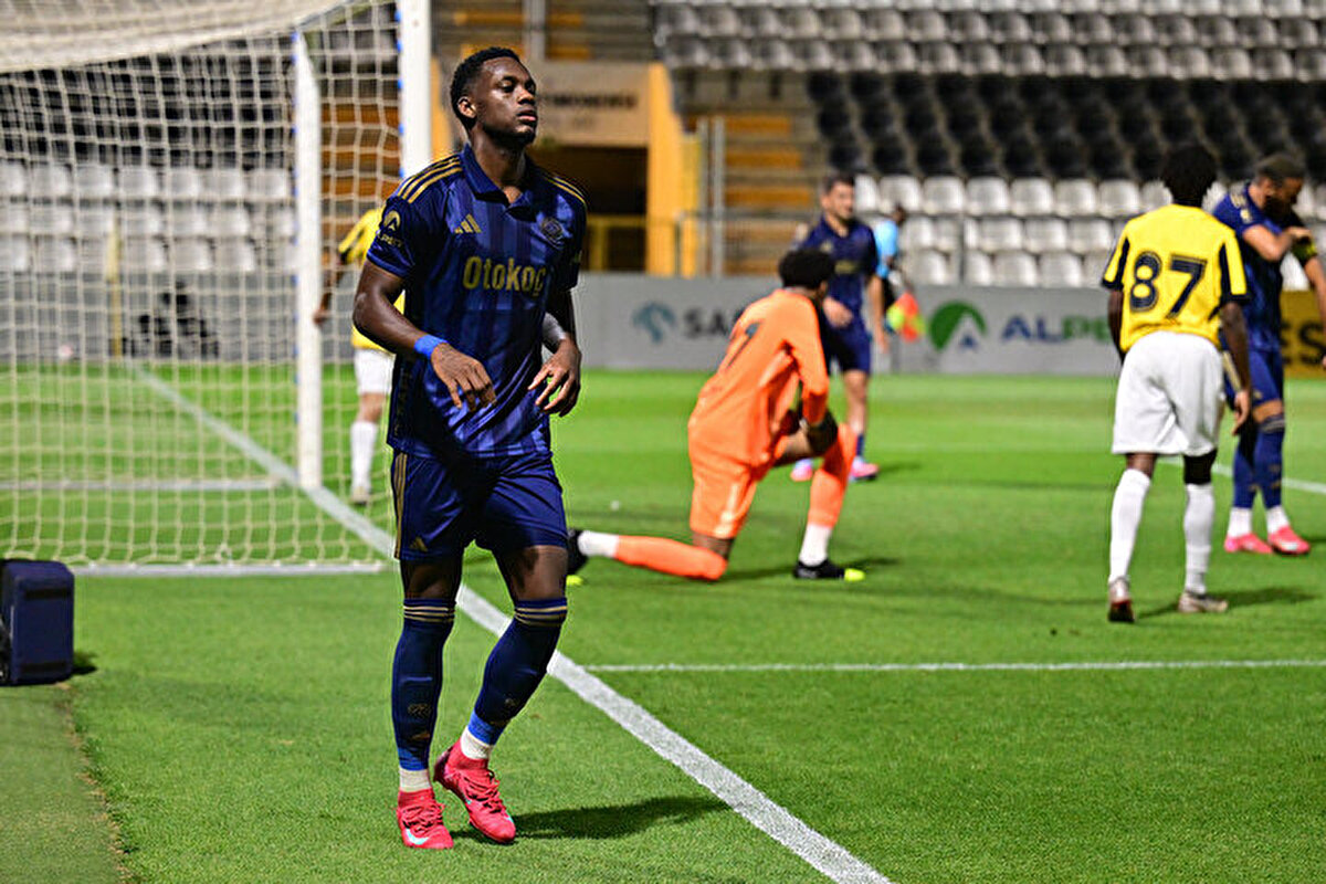 Jhon Duran, birçok takımdan teklif almasına karşın sözünü tutarak Fenerbahçe'yi tercih ettiğini dile getirdi.<br><br>