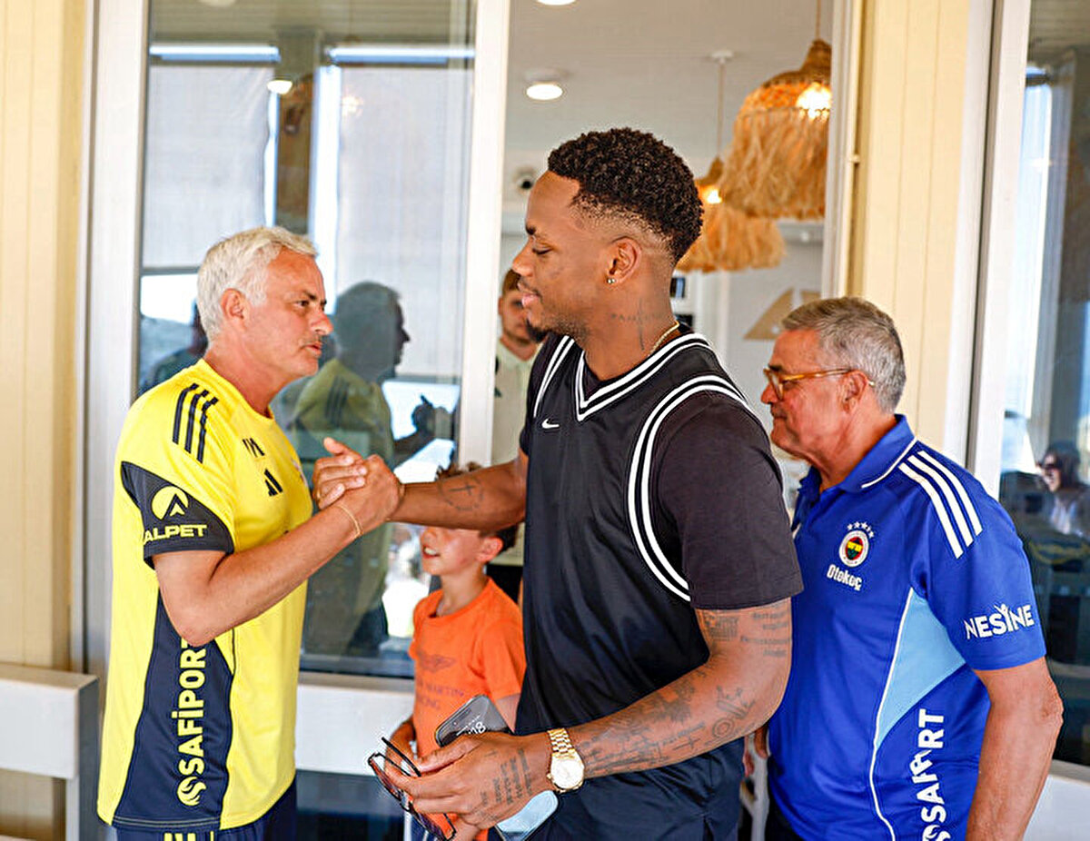 Fenerbahçe'nin Portekiz'de kamp çalışmalarını gerçekleştirdiği otelde soruları yanıtlayan Jhon Duran, Galatasaray'a gol atarak gerçek Fenerbahçeli olmak istediğini söyledi. İyi bir kamp çalışması gerçekleştirdiklerini belirten ve Fenerbahçe'de olmaktan duyduğu memnuniyeti dile getiren Duran, "Galatasaray'a gol atarak gerçek Fenerbahçeli olma geleneğini daha önce duymamıştım ama tabi ki Galatasaray'a karşı Fenerbahçe formasıyla gol atmak isterim. Bu hoşuma giden bir hedef, gol atmak istiyorum ve ben de gerçek bir Fenerbahçeli olmak istiyorum." diye konuştu.<br><br>