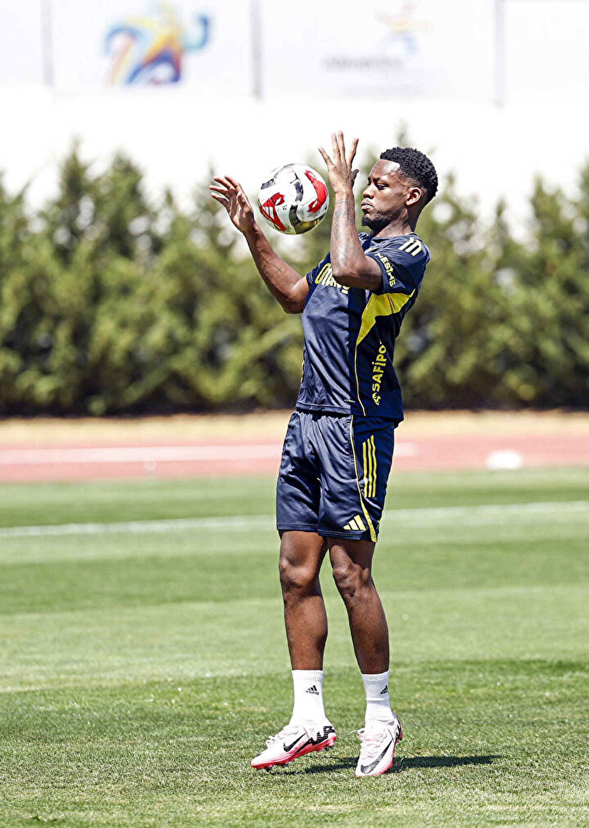 Sarı-lacivertli takıma şampiyonluk hedefiyle geldiğini dile getiren Duran, "Şampiyonluk için buradayım. Çünkü benim için en önemlisi kupalar kazanmak. Evet profesyonel kariyerimin başındayım, henüz bir şampiyonluk yaşamadım ama umarım ilk şampiyonluğumu burada yaşarım ki zaten ben de bu hedef doğrultusunda buraya geldim." değerlendirmesinde bulundu.<br><br>