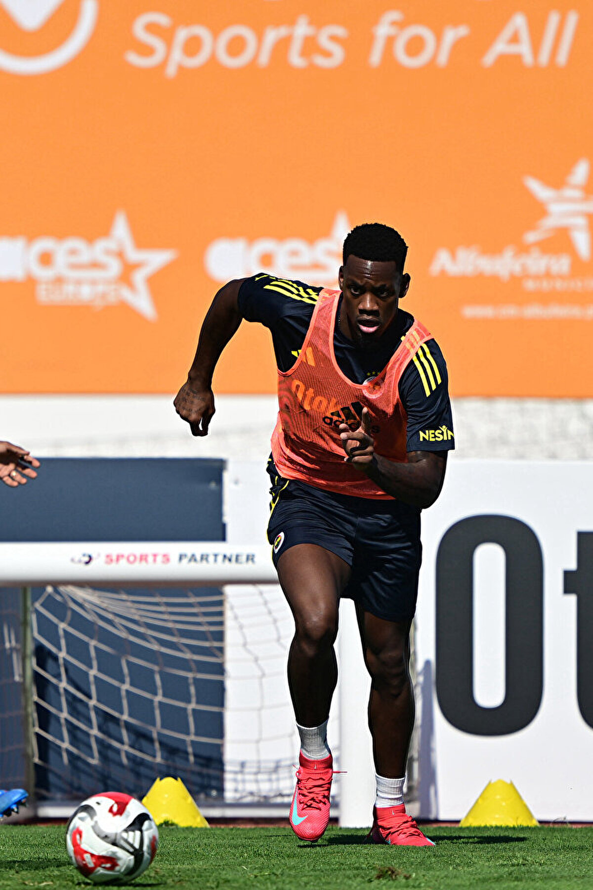 Jhon Duran, İsveçli dünyaca ünlü yıldız futbolcu Zlatan Ibrahimovic'i kendine idol olarak aldığını söyledi.<br><br><br><br>Bu sezon kendine bir gol hedefi koyduğunu da aktaran Duran, "Tabi bir hedefim var ama bu aslında benim kendi içimde belirlemiş olduğum bir hedef. Bunu da kendime saklamak istiyorum. Gol sayım hedeflediğimden az olur, çok olur göreceğiz ama tabi belirlemiş olduğum bir hedefim var. Bir santrfor olarak Zlatan Ibrahimovic'i idol görüyorum." şeklinde görüş belirtti.