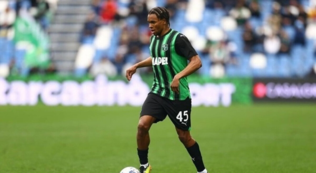 Armand Lauriente için Fenerbahçe, 20 milyon Euro ücret beklentisi bulunan Sassuolo'ya resmi teklif yaptığı belirtildi. <br>