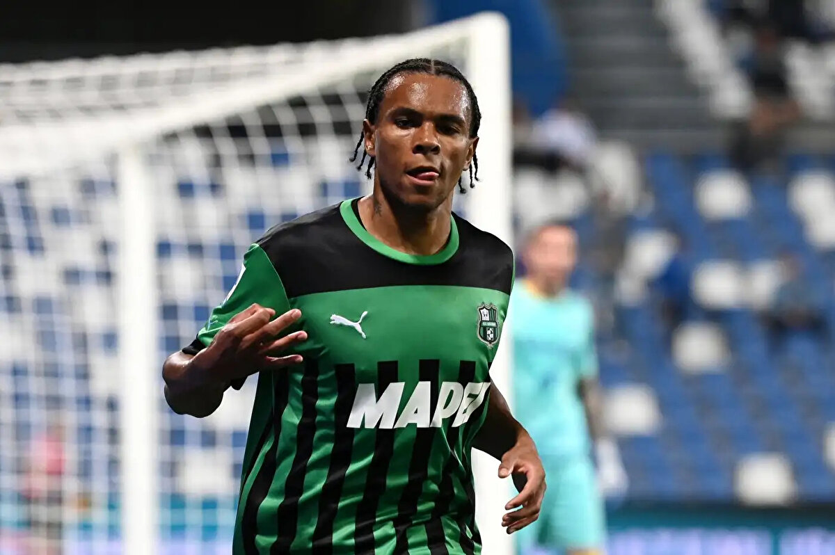 Fransız oyuncu için Fenerbahçe ve Marsilya'nın ilgisi olduğunu Sassuolo CEO'su Giovanni Carnevali doğruladı. İtalyan CEO, Lauriente'nin değerini 15-20 milyon Euro aralığında belirledi.<br><br>