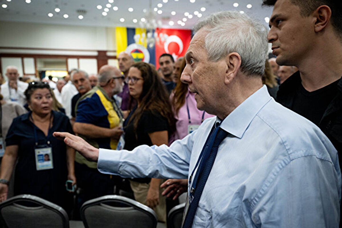 Eylül ayında seçimli olağanüstü Seçim kararı alınan Fenerbahçe'de Ali Koç, Aziz Yıldırım, Sadettin Saran, Mahmut Uslu ve Hakan Bilal Kutlualp'in katıldığı Yüksek Divan Kurulu toplantısı gerçekleştiriliyor.<br><br>