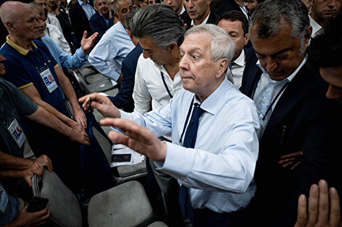 O sözlerin ardından Aziz Yıldırım ardından şu ifadeleri kullandı:<br><br>"Al bak, Bankalar Birliği bana bunu verdi. Alsın okusun. Bana verilen bu belge. Hamdi