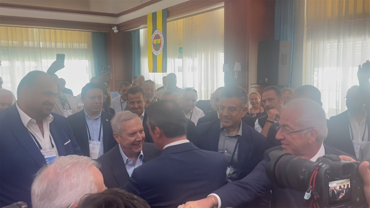 Akın'ın konuşmaya dahil olması ile beraber eski başkan Yıldırım "Otur sen lan. Kızdırıp durma beni. Sen 3 Temmuz'da Fenerbahçe için Ankaragücü'yle Trabzon adına pazarlık yaptın." dedi.