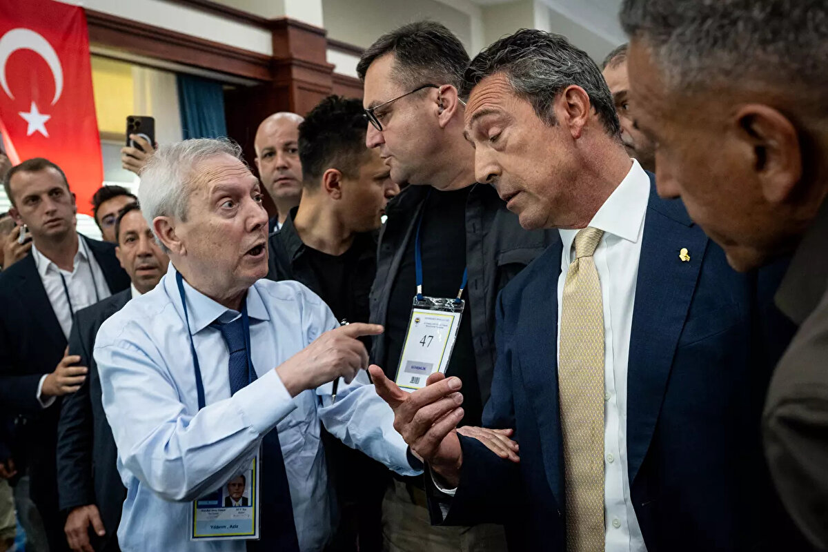 Açıklamaların devamında Aziz Yıldırım Ali Koç'a " "Fenerbahçe'nin ne kadar borcu var, açıkla." <br>dedi. Ali Koç ise "Yollayın adamlarınızı, gelsin baksınlar." şeklinde yanıt verdi. <br>Aziz Yıldırım: "25 milyar borç var. Oyuncu alamıyorsunuz."dedi. Sonrasında konuşmaya Hamdi Akın'ın tekrar dahil oldu.