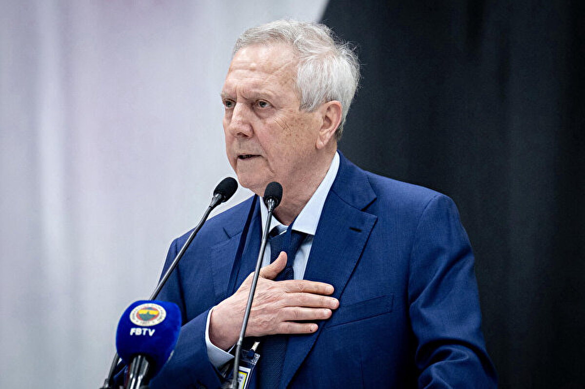 "Galatasaray'ı 6-0 yenen takımın başkanıyım. Bütün Fenerbahçeliler kan ağlıyor. Buradaki hadise kimin başkan olması meselesi değil. Bakın, yakalayamayız. Bu yönetim hiçbir konuda şeffaf değil."<br><br>