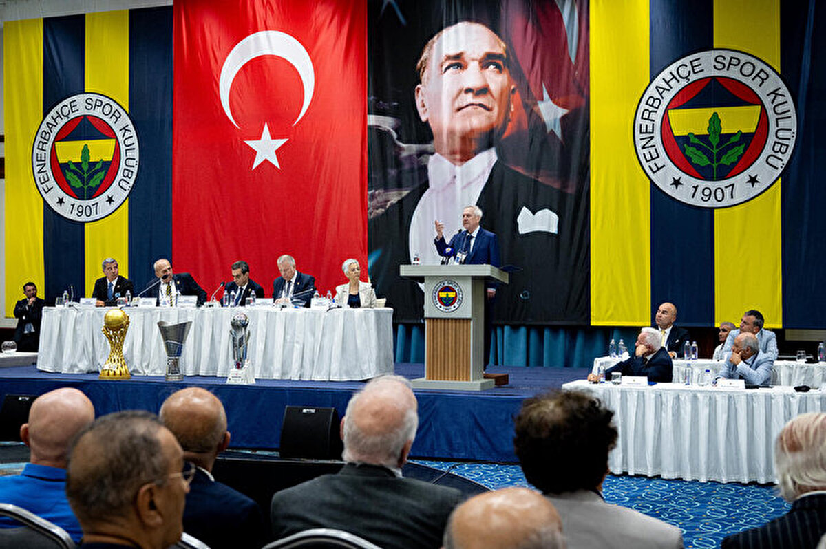 Eski başkan Yıldırım, geçtiğimiz sezon Galatasaray'da kiralık olarak forma giyen Osimhen'le ilgili bir detay verdi.<br><br>