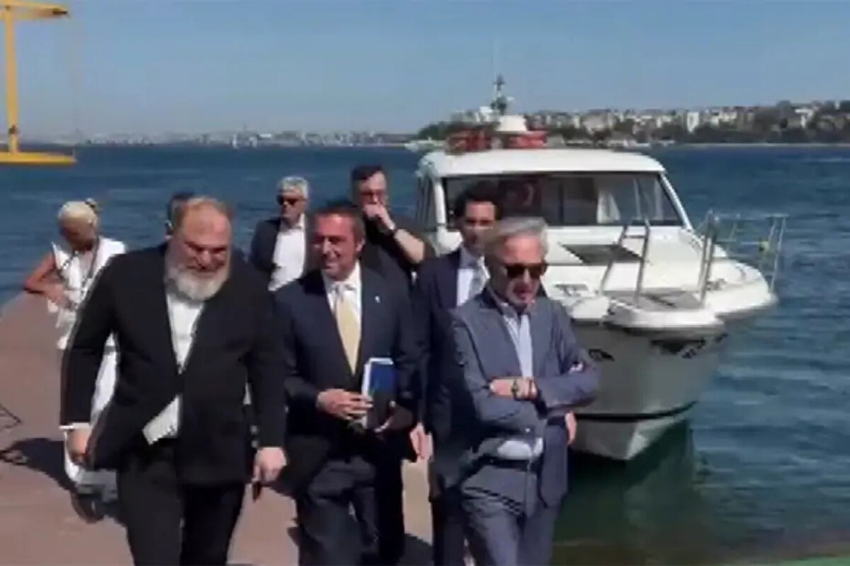 Sarı lacivertli taraftarlar, Başkan Ali Koç’u alkışlarla karşılarken yönetim kurulu üyeleri de deniz kenarında hazır bekledi. <br><br>