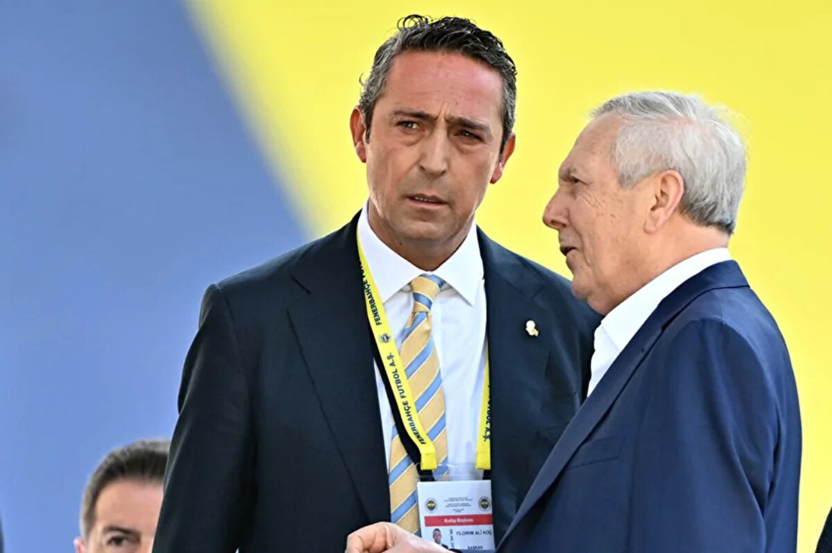 Fenerbahçe Kulübü Başkanı Ali Koç, yanına giderek kendisi için ayrılan yerde oturan eski başkan Aziz Yıldırım'ı selamladı.<br><br>