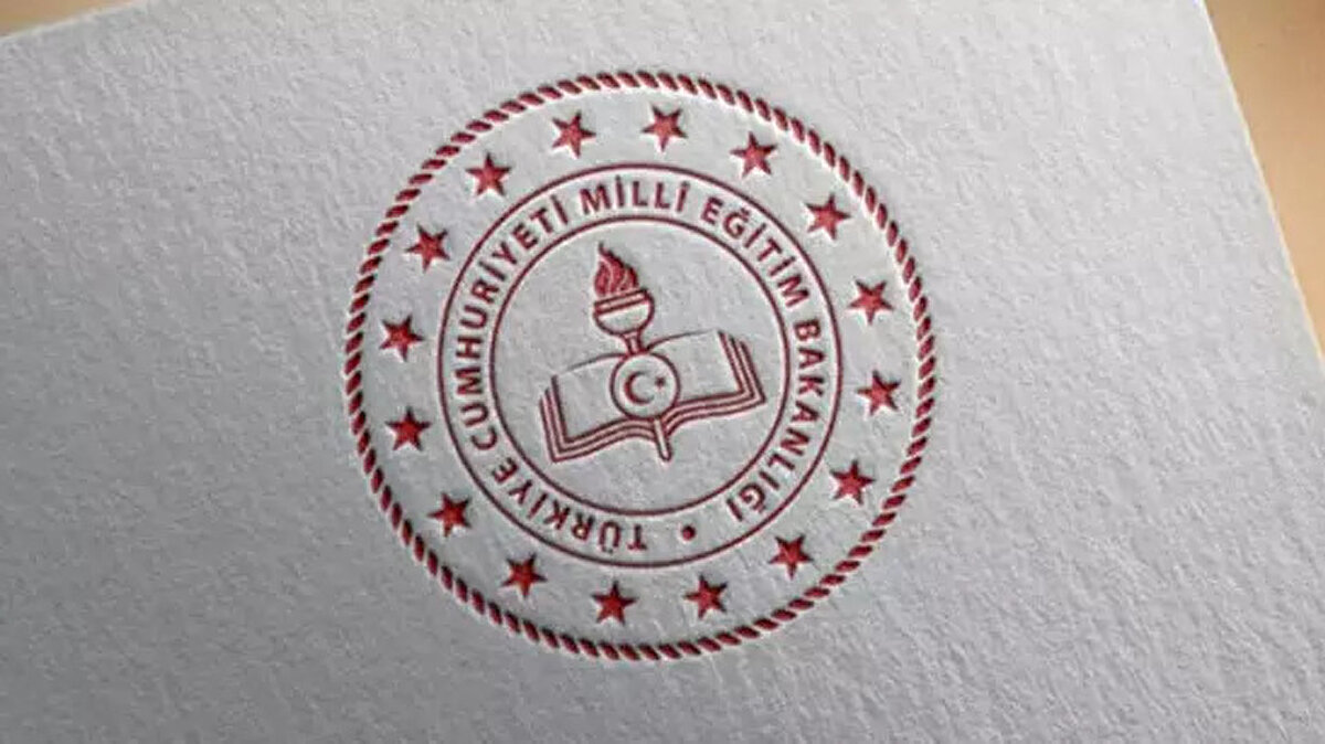 Ücretli öğretmenlik başvuru şartları 2025<br>Başvuru yapacak adayların aşağıdaki şartları taşıması beklenmektedir:<br><br>Türkiye Cumhuriyeti vatandaşı olmak,<br><br>Kamu haklarından mahrum bulunmamak,<br><br>En az ön lisans mezunu olmak (tercihen lisans),<br><br>Sabıka kaydının olmaması (Adli sicil kaydı istenir),<br><br>Erkek adaylar için askerlik ile ilişiği olmamak,<br><br>Mezuniyet belgesi veya diplomanın aslı ve fotokopisi,<br><br>Branşa göre özel eğitim sertifikası, İngilizce ya da Bilişim gibi alanlar için ek sertifikalar (kurs vb.)