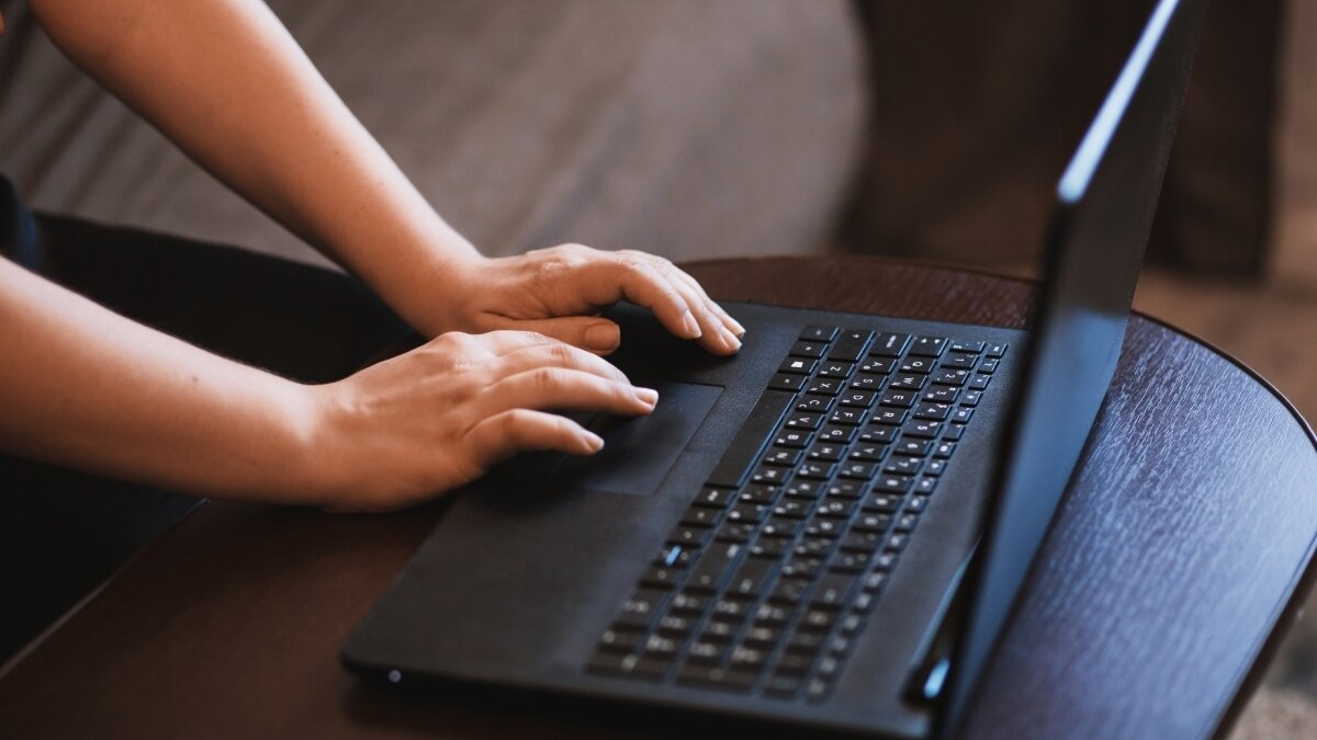 2025-2026 eğitim öğretim yılı için ücretli öğretmenlik başvuruları birçok ilçede başladı ya da başlamak üzere. Başvuru süreci online ortamda e-Devlet üzerinden gerçekleştiriliyor. Adayların, görev almak istedikleri ilçeye göre başvuru tarihlerini takip etmesi, gerekli belgeleri hazırlaması ve hem e-Devlet hem de ilçe sistemleri üzerinden başvurusunu tamamlaması gerekmektedir.